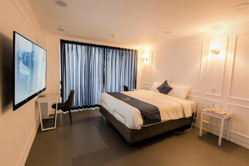 Gladsheim Hotel Сеогвипо Екстериор снимка